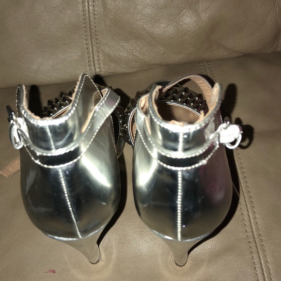 Silver heels - Picture 3 of 6